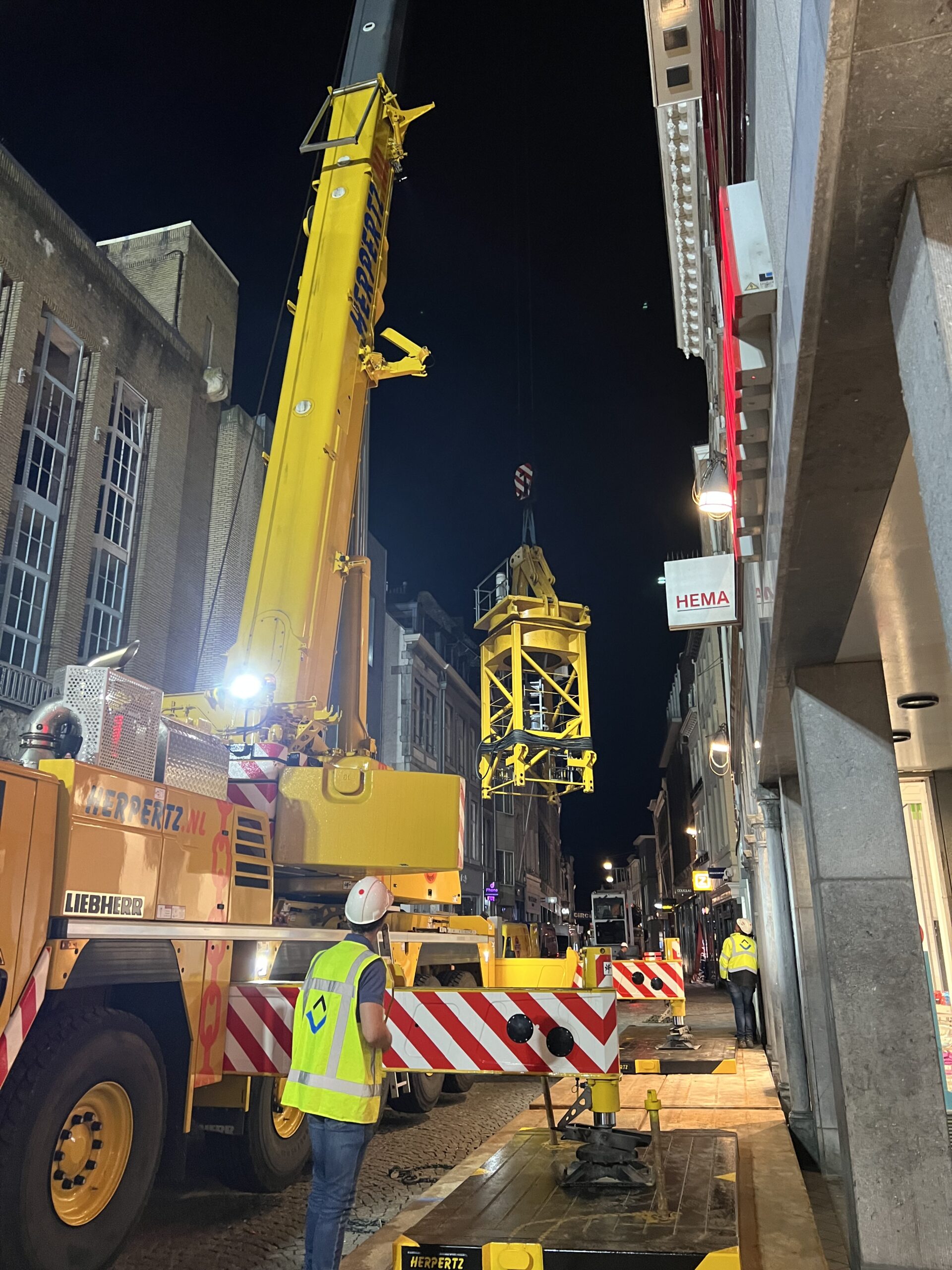 Janssen-de-Jong-Bouw-Inde-Lanscroon-Maastricht-opbouw-torenkraan-in-hartje-centrum-scaled