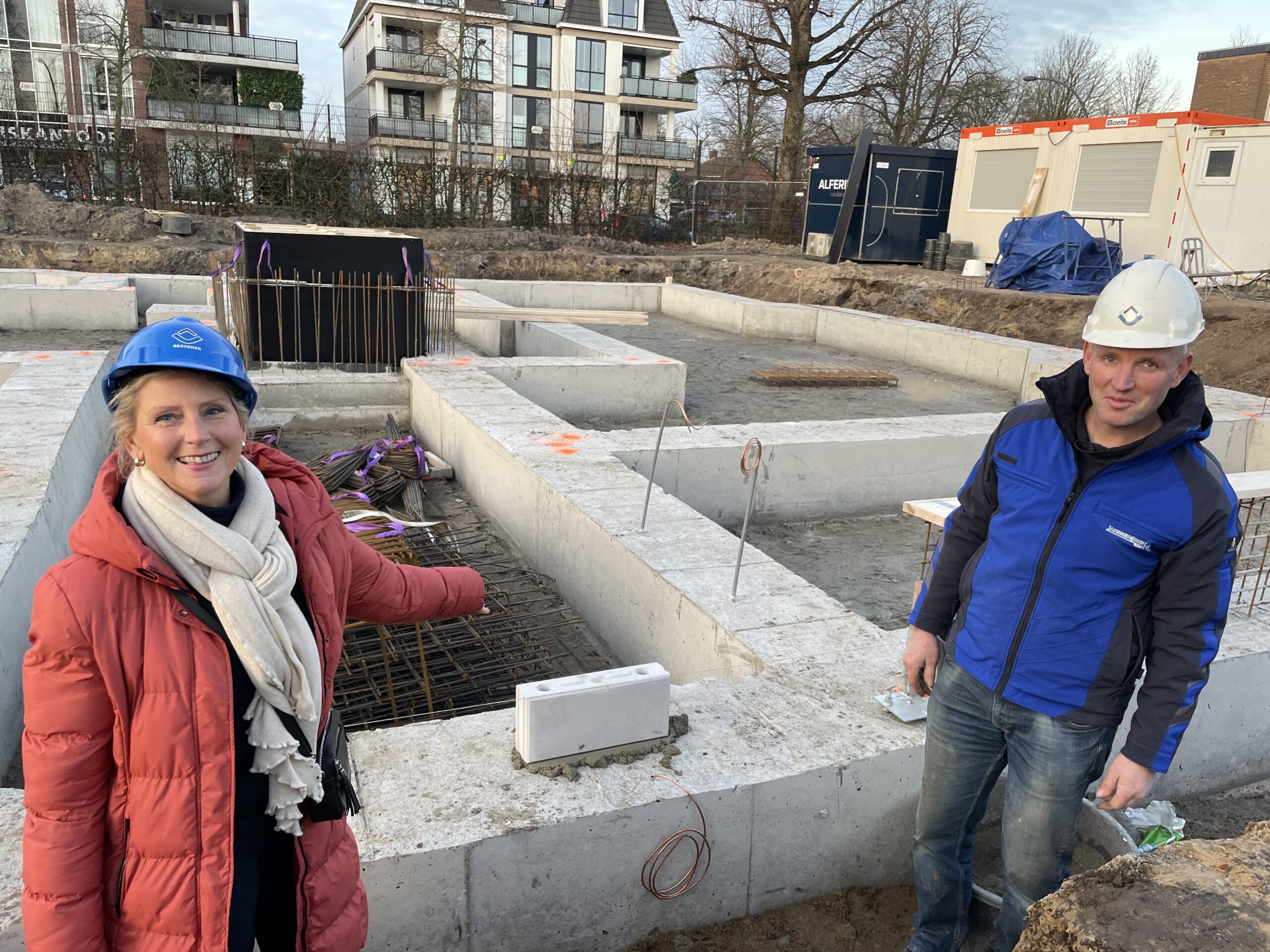 Koper-Anke-en-uitvoerder-Tim-Braakhuis-bij-de-eerste-steen-van-WemenWeelde-in-Hengelo-scaled