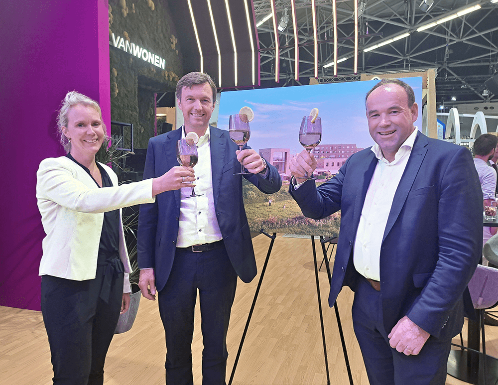 Mireille-Jeurnink-Joost-Mulder-en-Louis-Camps-proosten-op-de-samenwerking_3
