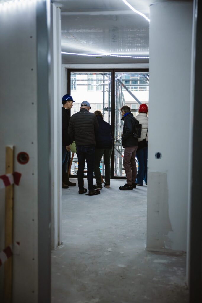 Nijestee-Onthulling-Naam-Tonkensstraat-50-of-75-scaled