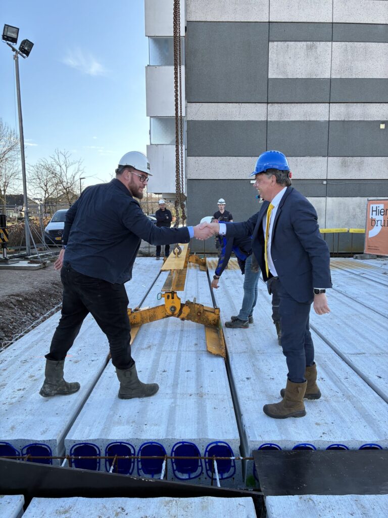 Startsein-bouw-DekaMarkt-en-28-appartementen-Winterswijk-Oost-4-scaled